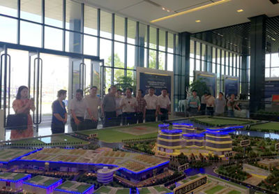 湖南懷化市委書(shū)記彭國(guó)甫陪同我院國(guó)家高新區(qū)調(diào)研組專(zhuān)家考察