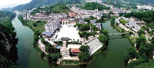 加快培育特色小鎮(zhèn)，著力搭建發(fā)展平臺